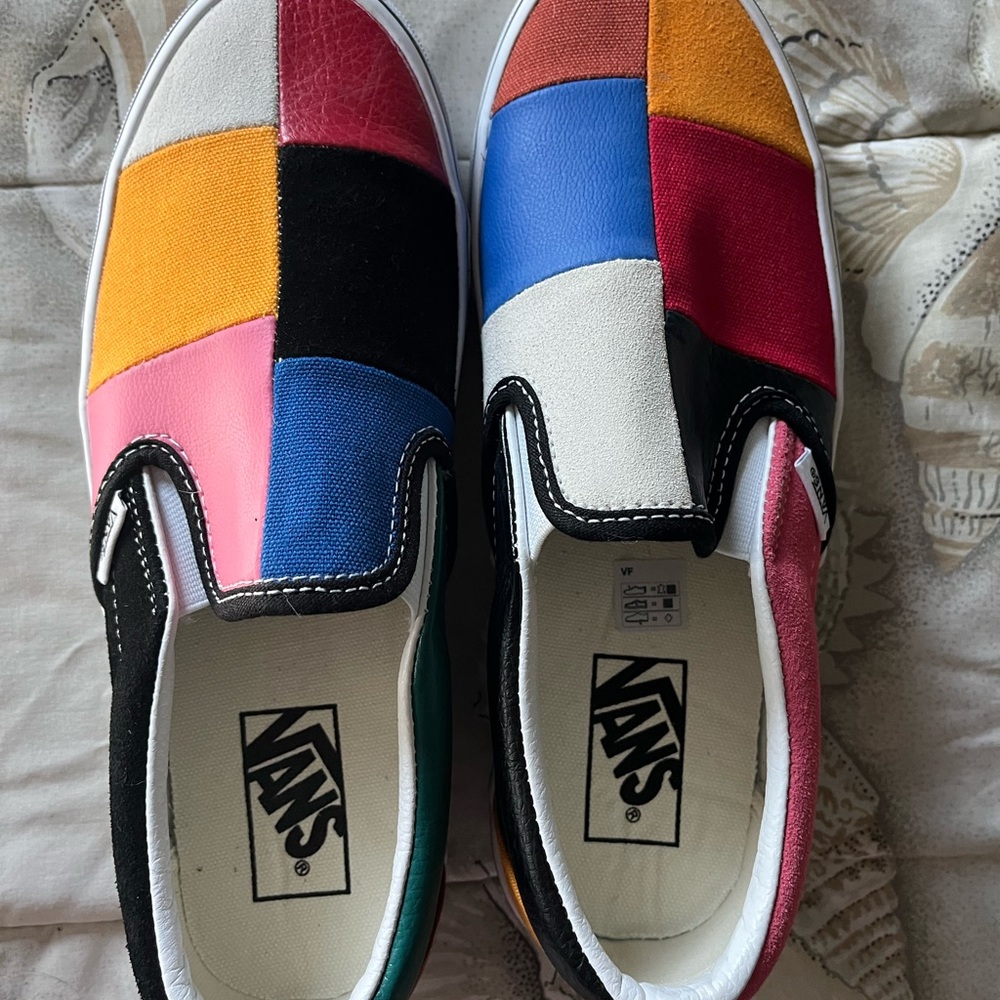 VANS SLIP ON SNEAKERS
(NEVER WORN)